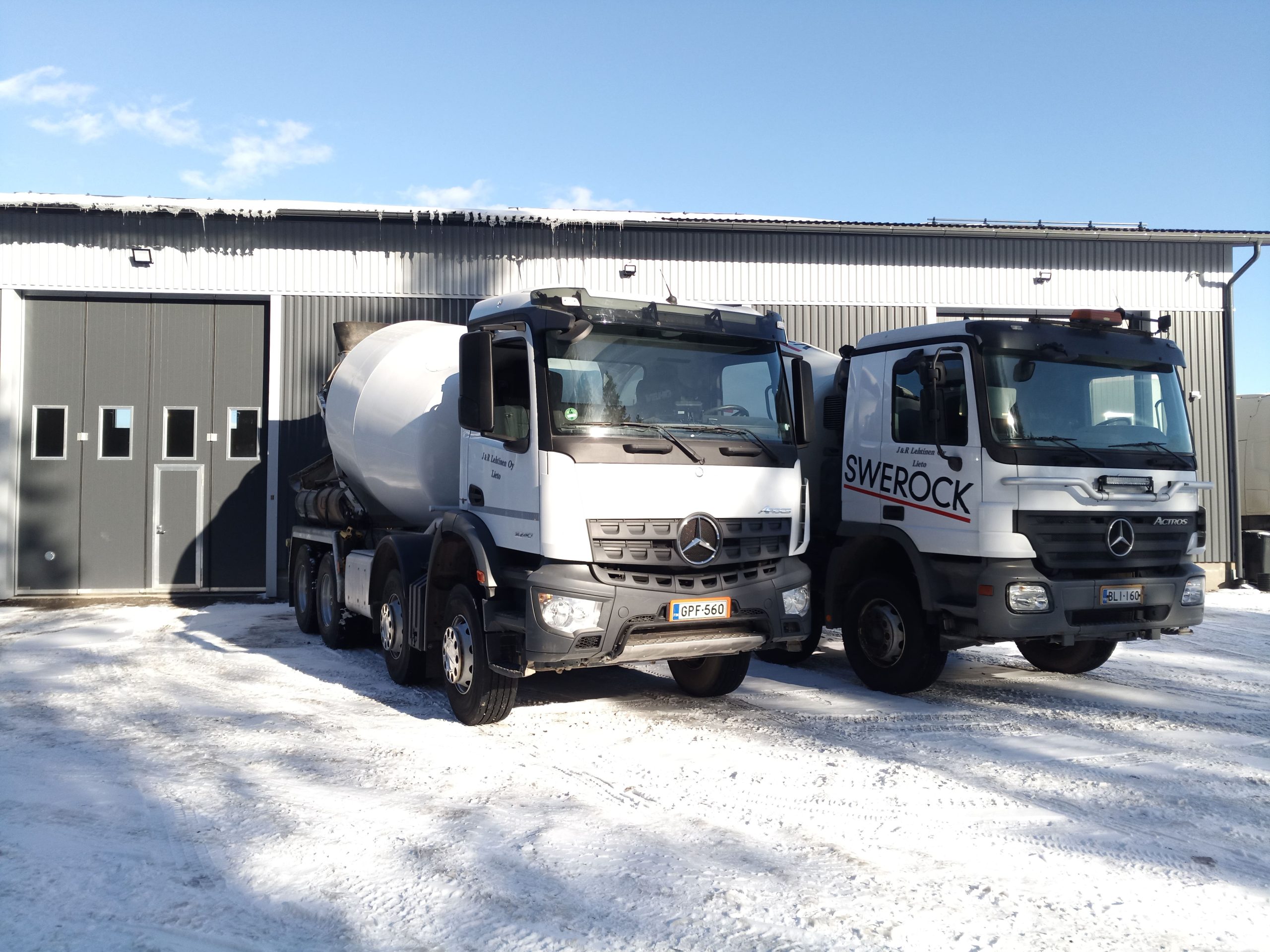 Betoniautot hallilla